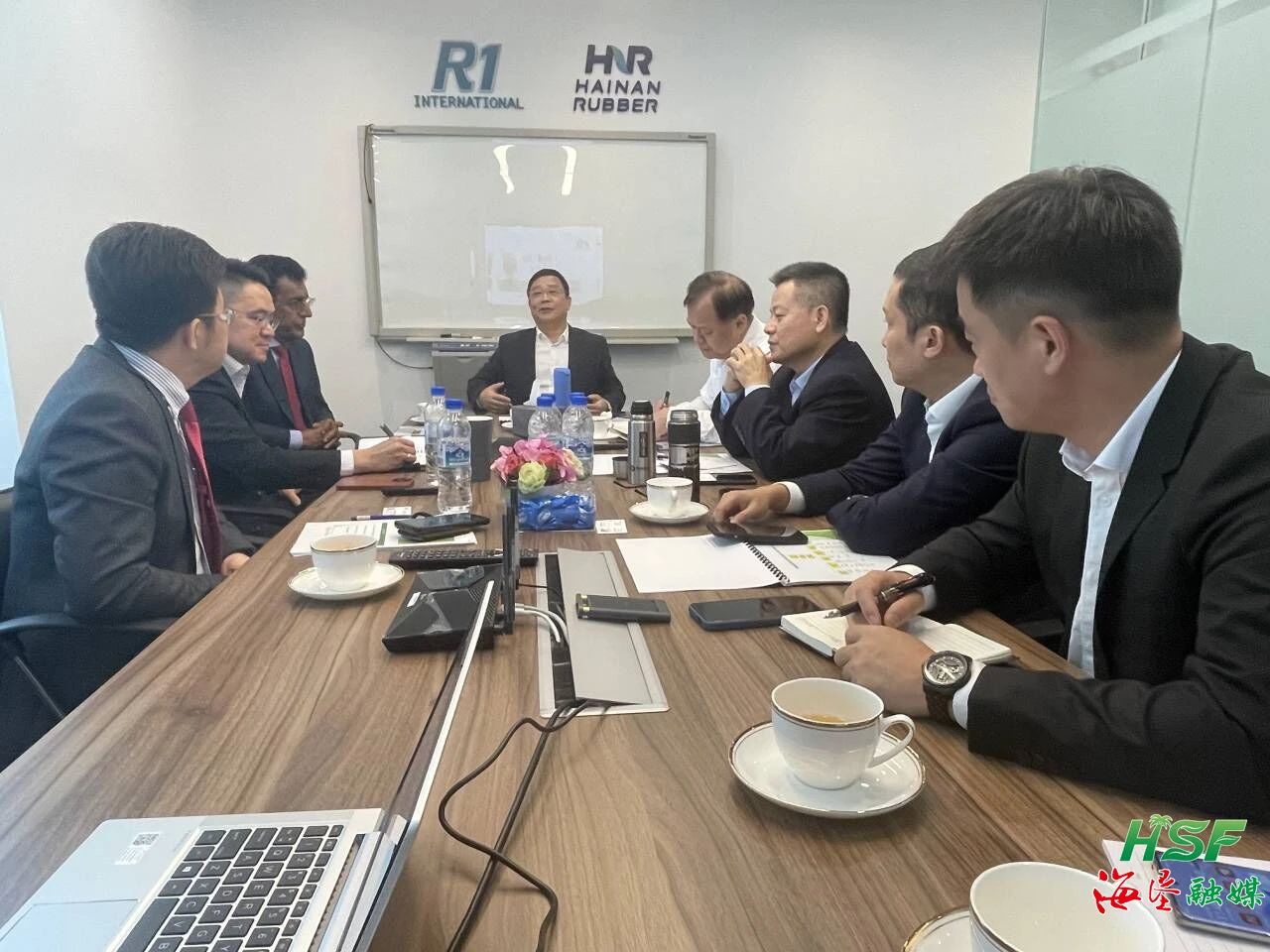 包洪文一行与R1公司座谈互换。